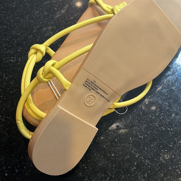 Universal Thread 7.5 - Picture 2 of 3